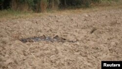 Часткі пашкоджанага бесьпілётніка, зьбітага польскімі вайскоўцамі. Вёска Замосьць, 10 верасьня 2025 года.