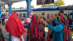 Ak öý, Berdimuhamedowyň kitaplary... Türkmenler Täjigistana näme getirdi?