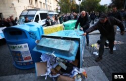 Протестиращи бутат котейнер за боклук пред сградата на МВР.
