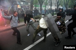 Сутичка на мітингу 28 квітня. На рукаві чоловіка в центрі – символіка «Донецької республіки» та «Народного ополчения Донбасса» – організацій, що підтримували напад РФ на Донбас у 2014-му