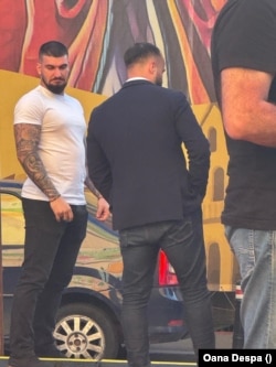 Cei doi bodyguarzi ai AUR sunt cu ochii pe oricine ar vrea să intre în zona presei fără autorizarea partidului.