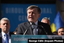 După depunerea candidaturii, Crin Antonescu a ținut un discurs în fața sediului BEC din București.