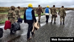 Нагорный Карабах - Армянские офицеры сопровождают сопредседателей Минской группы ОБСЕ во время мониторинга линии соприкосновения, 27 октября 2015 г․