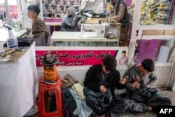 Një rrobaqepësi në Kabul. Nën regjimin e talibanëve, rrobaqepësve meshkuj u ndalohet të qepin rroba për gratë.