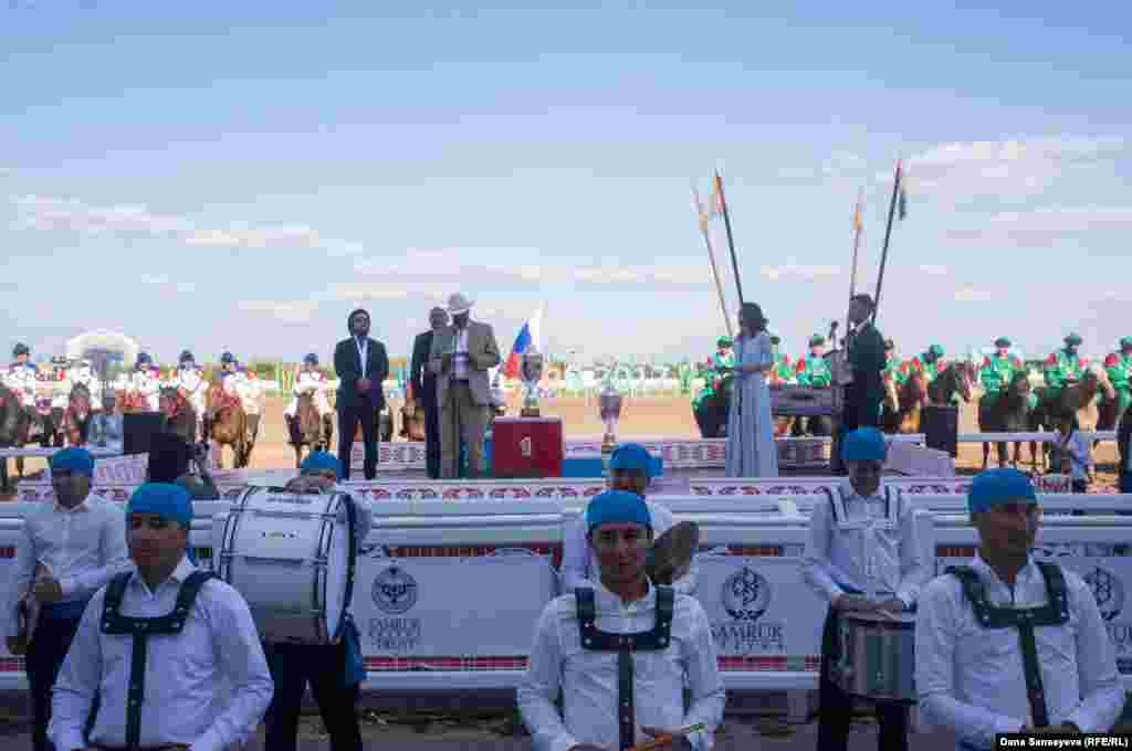 АКШнын Казакстандагы элчиси Жордж Крол куттуктоо сөзүн казакча окуду.