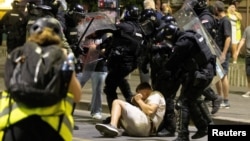 Detalj sa antirežimskih demonstracija u Beogradu, 14. avgust 2025.