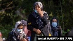 Refugiați afgani la granița cu Polonia.