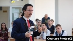 Judecătorul Cristi Danileț, la unul din cursurile sale făcute din proprie inițiativă pentru popularizarea științelor juridice în școli