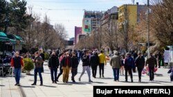 Kosovë: qytetarë në sheshim "Nënë Tereza" të Prishtinës 