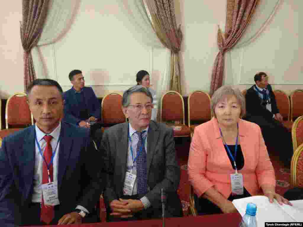 Ш.Тилеубаев, Б.Жангуттин (Казакстан) жана С.Алымкулова&nbsp; (Кыргызстан) "Сталиндик репрессиянын күнөөсүз курмандыктары элдин эсинде" аттуу эл аралык илимий жыйында. 08.11.2017.