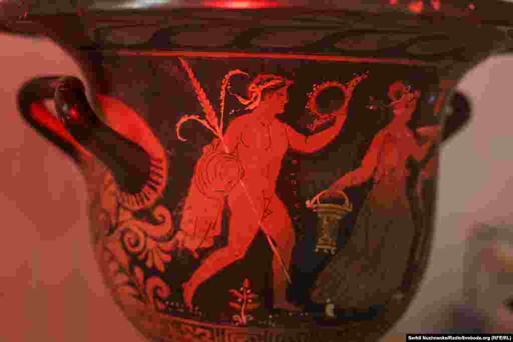 Часть рисунка апулийской краснофигурной вазы. IV в. до н. э.