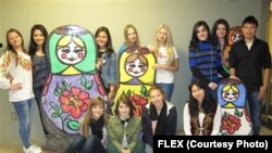 ФЛЕКС программасы менен барган орус окуучулары Мичигандагы фестивалда, 2013-жыл.