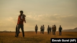 ارشیف: د ایران له خاورې ترکیې ته اوښتي افغان کډوال. دوی ته د یوه قاچاقبر له لوري لارښونه کېږي چې وې څاري او هغه ځای ته ځان ورسوي چې هدف یې دی. August 17, 2021