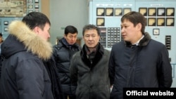Главный обвиняемый в коррупции при модернизации ТЭЦ Сапар Исаков (справа) на ТЭЦ Бишкека на следующий день после аварии. 27 января 2017 года.