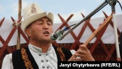 Биздин айдоочу Мамасали Сатаров мургабдык белгилүү шайыр экенин кийин билдим.