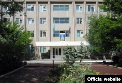 Казахстанский и российский флаги у входа в здание администрации города Байконур.