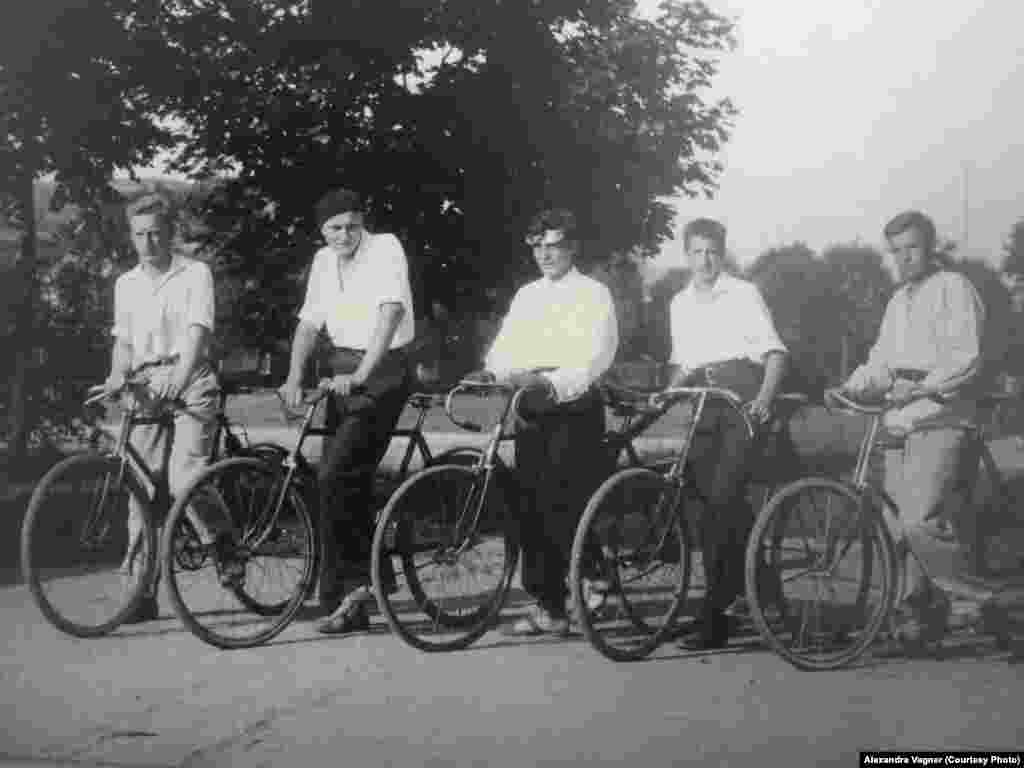 Члены Русского гимнастического общества "Сокол" в Праге. Их девиз в эмиграции: "В мыслях &ndash; Россия, в руках &ndash; сила, в сердце&nbsp;&ndash; отвага".