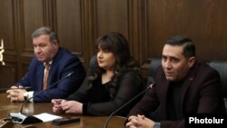 Депутаты от фракции ППА. Ивета Тоноян (в центре) 