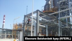 Кытайлык инвесторлор ачкан Кара-Балта шаарындагы мунайды кайра иштетүүчү завод.