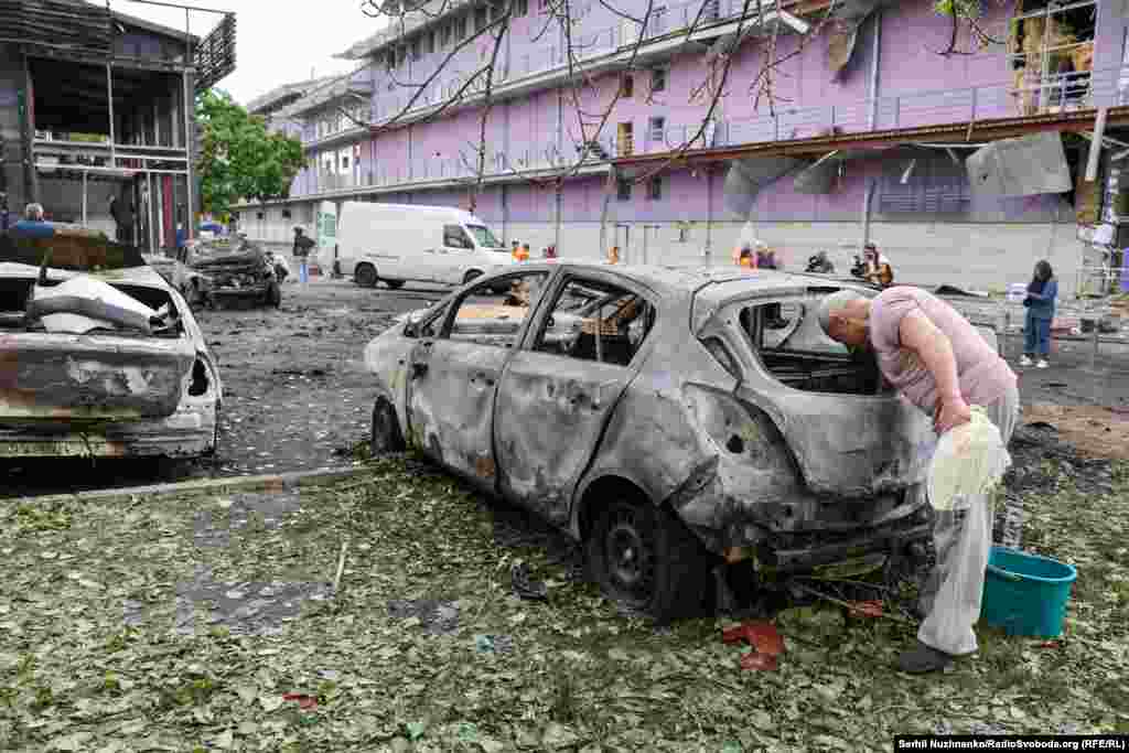 На фото, вероятно, владелец одного из сгоревших автомобилей в Оболонском районе Киева