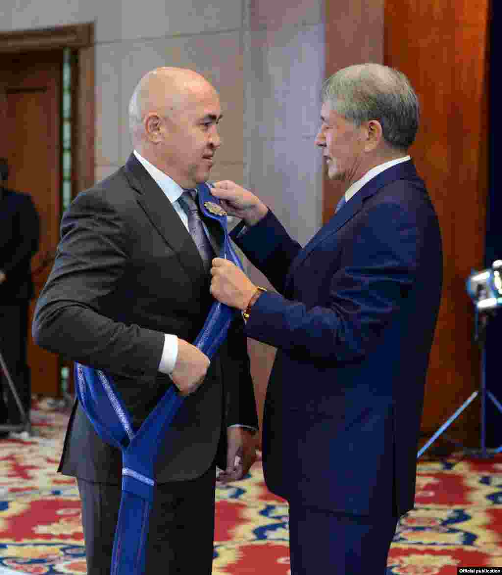 "Бир бол" фракциясынын лидери Алтынбек Сулайманов менен Алмазбек Атамбаев.&nbsp;&ldquo;Бир болдун&rdquo; лидери&nbsp;Алтынбек Сулайманов "Достук" орденин алды.