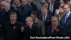 Predsednik Srbije Aleksandar Vučić u društvu sa ruskim i kineskim liderima Vladimirom Putinom i Si Đinpingom na polaganju venaca na Grob nepoznatog junaka u Moskvi 9. maja 2025. tokom proslave 80. godišnjice pobede nad nacističkom Nemačkom u Drugom svetskom ratu