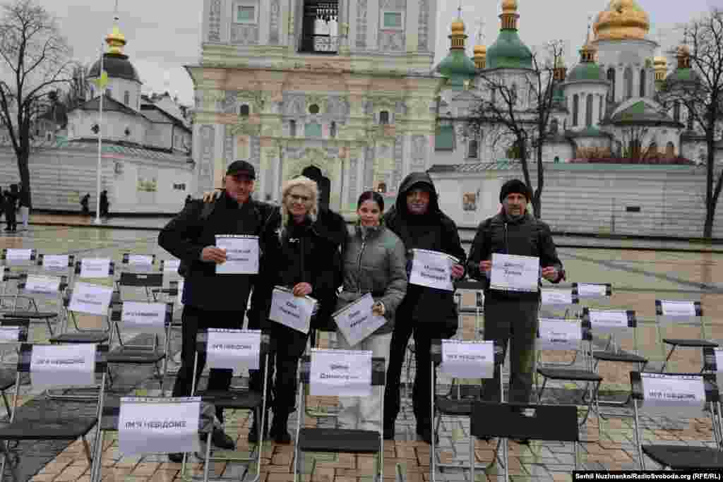 По данным Офиса Уполномоченного по правам человека, почти 16 тысяч незаконно заключенных гражданских лиц сейчас содержатся в России и на временно оккупированных территориях, хотя настоящая цифра может быть в разы больше. В то же время, в реестре пропавших без вести при особых обстоятельствах по состоянию на конец сентября 2024 года имеются данные о более чем 70 тысячах человек.На фото освобожденные из неволи Владислав Есипенко, Юлия «Тайра» Паевская, Ление Умерова, Максим Буткевич, Дмитрий Хилюк (слева направо). Киев, 15 ноября 2025 года