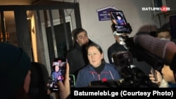 მზია ამაღლობელი ბათუმის პოლიციის შენობასთან, ხელმეორედ დაკავებამდე