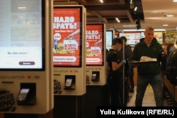 В заведениях общепита люди маски не носят