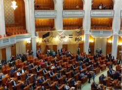 PNL a adus un banner cu mesaj pentru parlamentarii USR