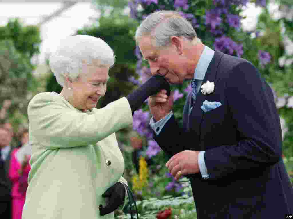 Kraljičin najstariji sin i naslednik, princ Čarls, ljubi ruku svojoj majci na događaju Kraljevskog hortikulturnog društva 2009. godine. &nbsp;