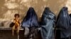 Grave afgane u kërkohet të veshin burka nën sundimin taliban.
