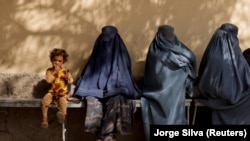 Grave afgane u kërkohet të veshin burka nën sundimin taliban.