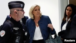 Ֆրանսիա - Մարին Լը Պենը լքում է դատարանի դահլիճը, մինչ դատավորը հրապարակում է դատավճիռը, Փարիզ, 31-ը մարտի, 2025թ.