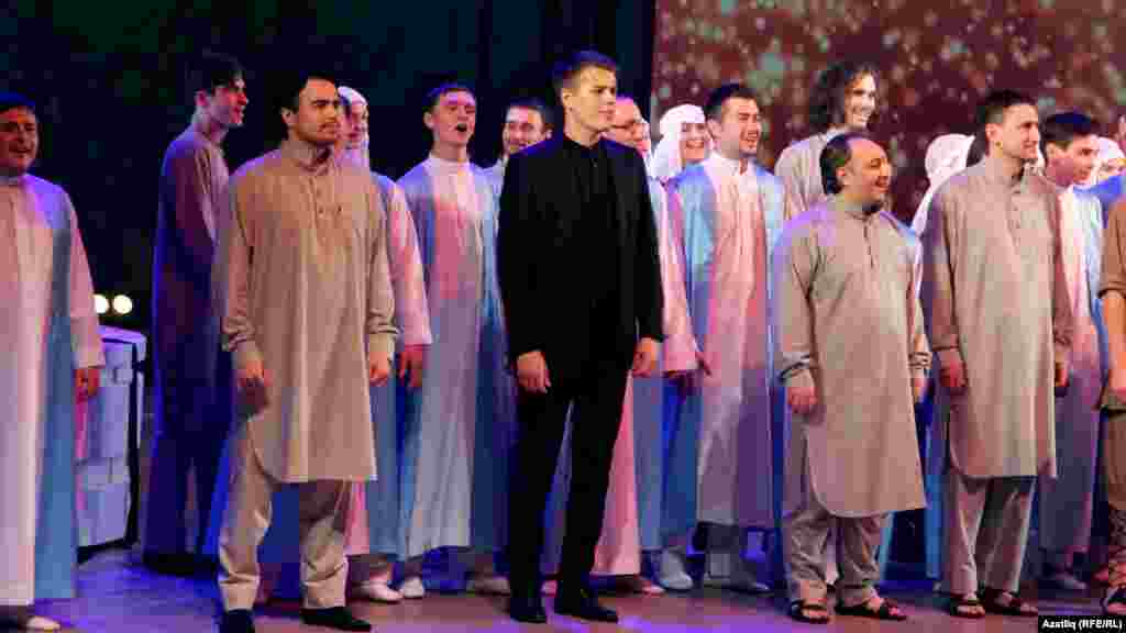 Спектакль йомгагы, беренче рәттә "Алканат" төркеме солисты Артур Исламов