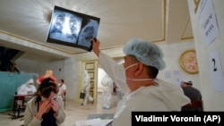 Медработник и пациент в одном из временных стационаров, открытых в Бишкеке. Иллюстративное фото. 