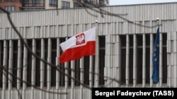 Drapelul Poloniei la ambasada Varșoviei la Moscova. Fotografie generică. 