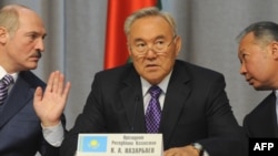 Президент Беларуси Александр Лукашенко, глава Казахстана Нурсултан Назарбаев и экс-президент КР Курманбек Бакиев.