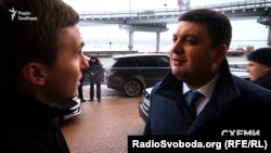 Журналіст програми «Схеми» Михайло Ткач та прем'єр-міністр України Володимир Гройсман