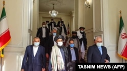 Ministri i Jashtëm i Iranit, Mohammad Javad Zarif (djathtas) takohet me përfaqësues të talibanëve, Mullah Abdul Ghani Baradar në Teheran më 31 janar 2021. 
