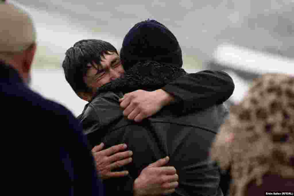 Өзгөндүн Аюу айылындагы көчкү апаатында&nbsp;топурак астында калган 24 кишинин ичинен&nbsp;азырынча үч адамдын гана сөөгү табылды.