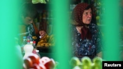 Qytetarë në një treg në Shkup. Sipas të dhënave zyrtare, produktet ushqimore në Maqedoninë e Veriut kanë shënuar rritje të çmimeve. 