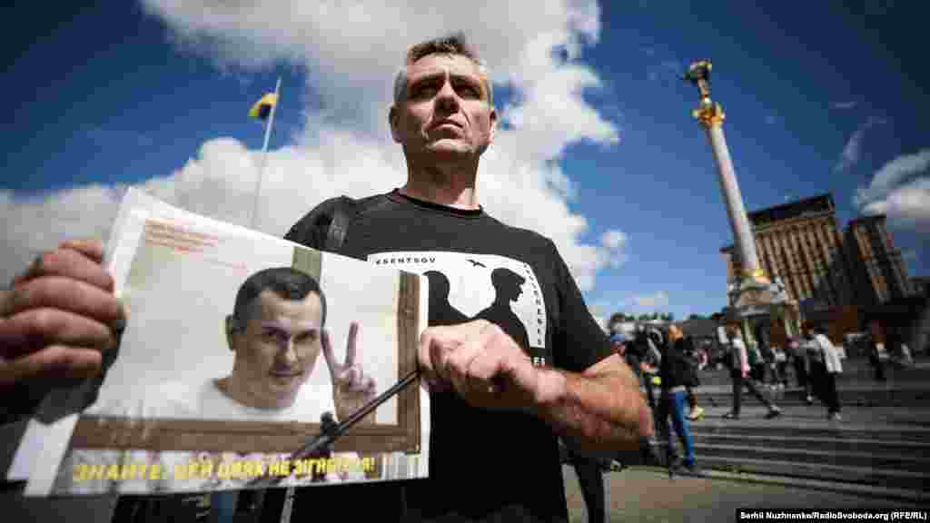 Липень 2018 року. 49-й день голодування. Сотні людей пройшли від Майдану Незалежності до посольств Франції та Німеччини в Україні. Учасники акції закликали сприяти звільненню Сенцова та інших українських політв'язнів