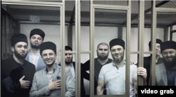 Вынесение приговора Сейрану Салиеву (первый слева) в Южном окружном военном суде в Ростове-на-Дону. Россия, 2020 год