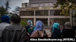 Rusiye kontrolindeki Qırım Yuqarı mahkemesi yanında qırımlılar