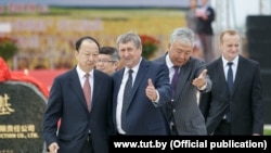 Даниил Урицкий - Данияр Үсөнов (солдон үчүнчү) “Беларус улуттук биотехнология корпорациясына" (БНБК) тиешелүү курулушту расмий баштоо аземинде. Сүрөт булагы: “TUT.BY” интернет басылмасы. 27.7.18.