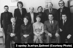 Фота з архіву Зьмітра Дайнекі. Рэдакцыя часопіса «Маладосьць». Сядзяць: Уладзімер Дамашэвіч, Яніна Важнік (тэхрэд), Валянціна Шылянкова (карэктар), Анатоль Грачанікаў, Янка Сіпакоў; стаяць: Валянцін Ждановіч, Алесь Гаўрон, Васіль Гігевіч, Алесь Кажадуб, Леанід Дайнека, Мікола Купава. 1983 г.