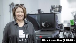 Ырчы "Азаттыктын" телестудиясында.