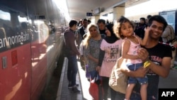 Венгриядан келген мигранттар Австрия борбору Венанын темир жол бекетинде. 6-сентябрь, 2015-жыл