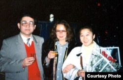 Мамбеттурду Мамбетакун, Гундула Салк, Гүлсайра Жасын (солдон оңго). Үрүмчү, 1996-жыл.